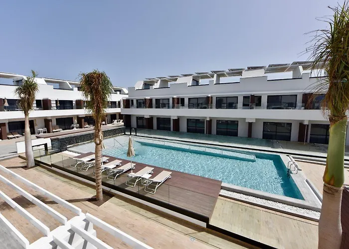 Esmeralda Homes By Livvo דירה *